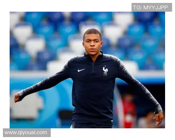 姆巴佩绿茵赛场英姿闪耀展现速度与激情瞬间