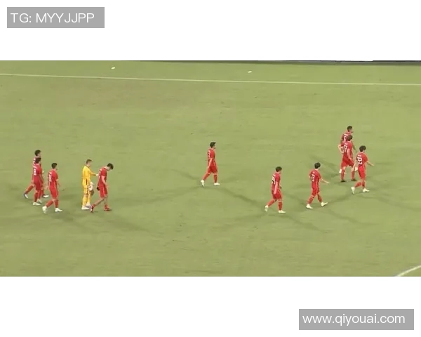 球星因突发状况被困足球场过夜视频曝光，网友热议各自猜测情况真相